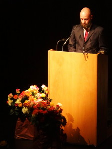 Herr Dierks hält die Rede im Namen des Kollegiums